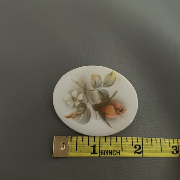 Vintage Hand Painted Porcelain White Orange Green Floral Scene Brooch Japan - Picture 9 of 10